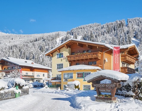 Einfahrt zum Gästehaus Emmi in Kleinarl